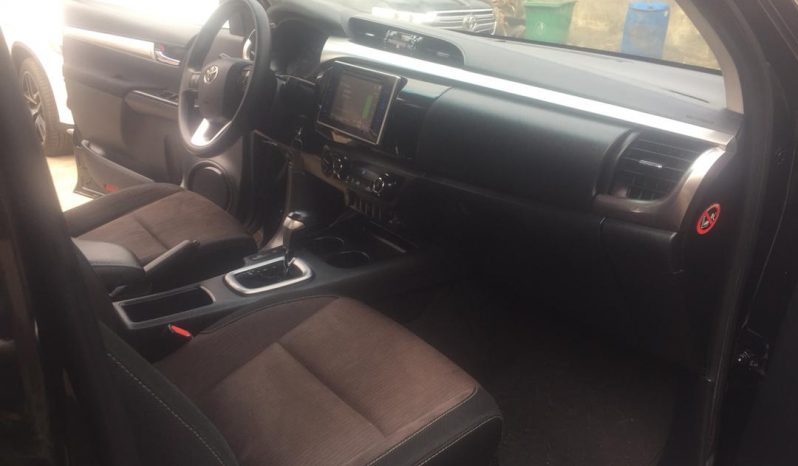 Toyota Hilux SR5 black 2018 full
