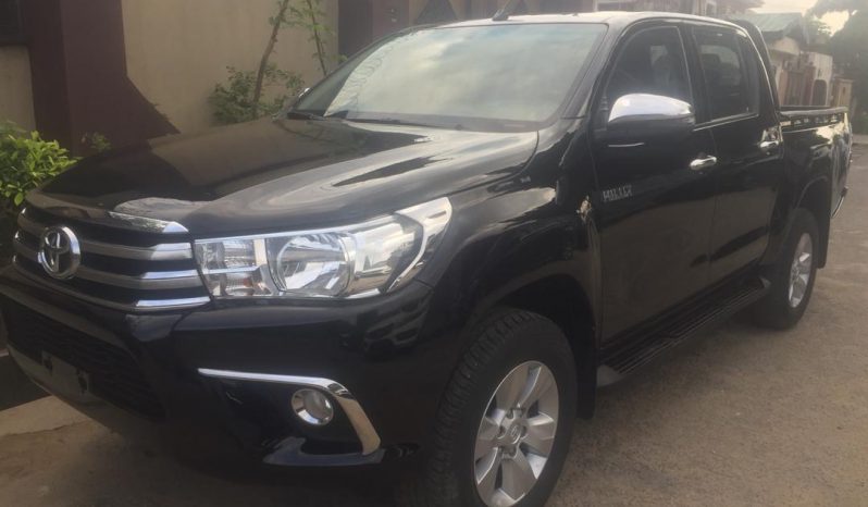 Toyota Hilux SR5 black 2018 full