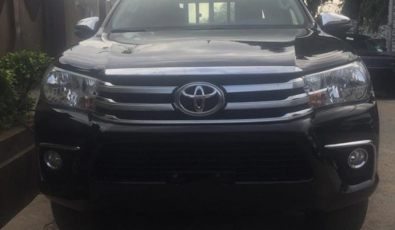 Toyota Hilux SR5 black 2018 full