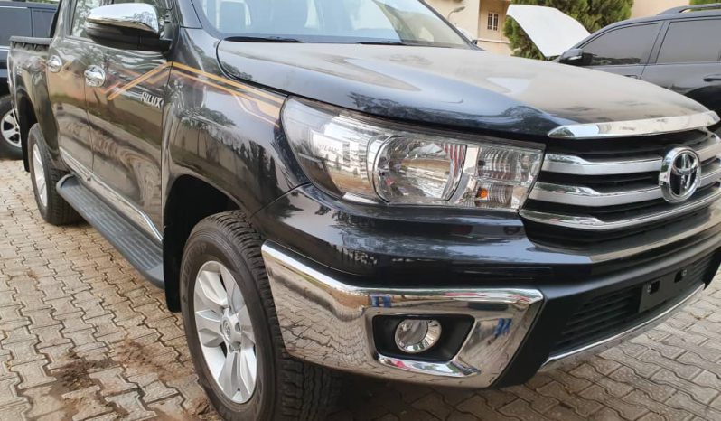 Toyota Hilux SR5 black 2018 full